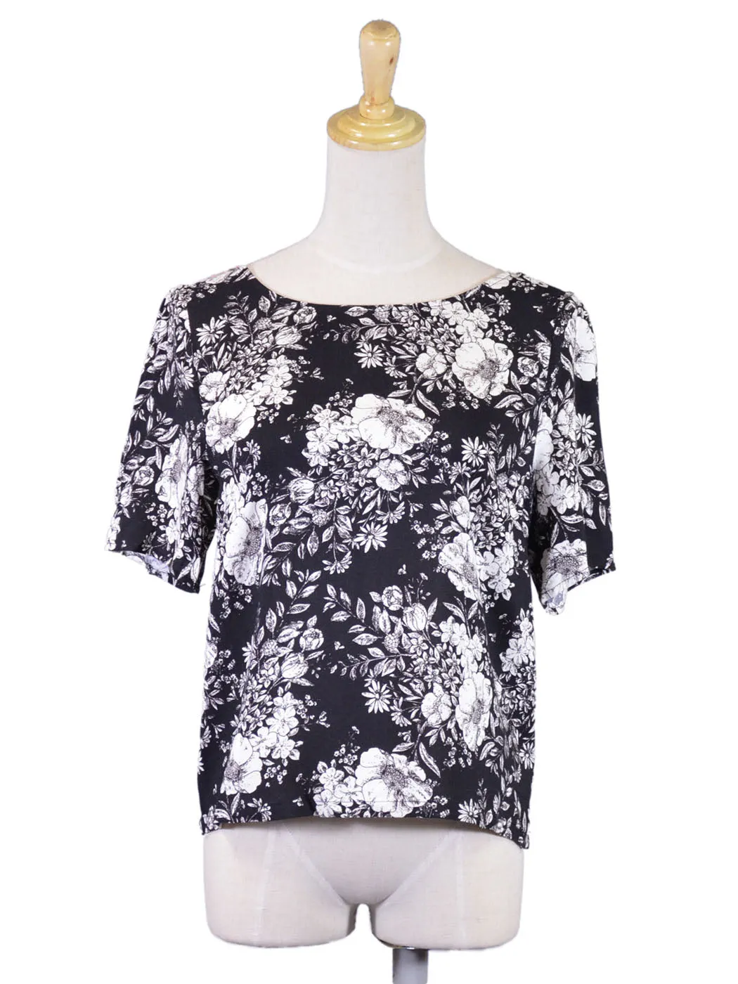 En Creme Lovely Wallpaper B&W Floral Print Short Sleeves Cutout Back Blouse Top