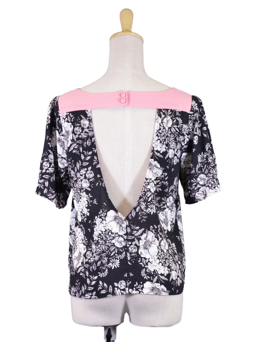 En Creme Lovely Wallpaper B&W Floral Print Short Sleeves Cutout Back Blouse Top