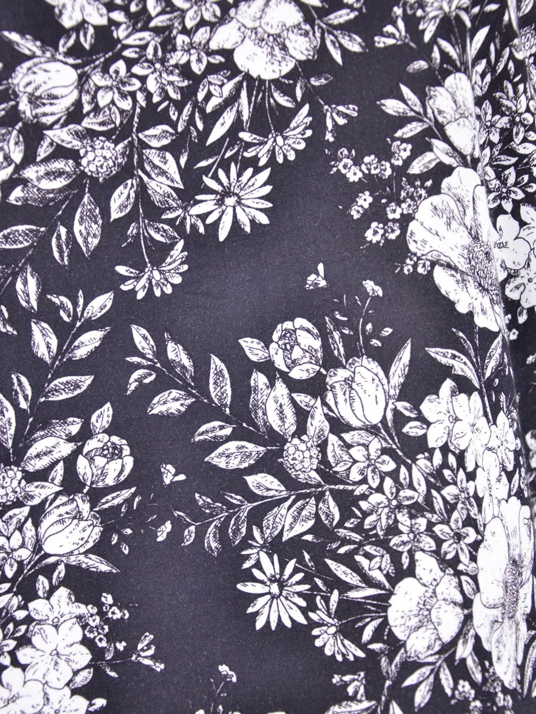 En Creme Lovely Wallpaper B&W Floral Print Short Sleeves Cutout Back Blouse Top